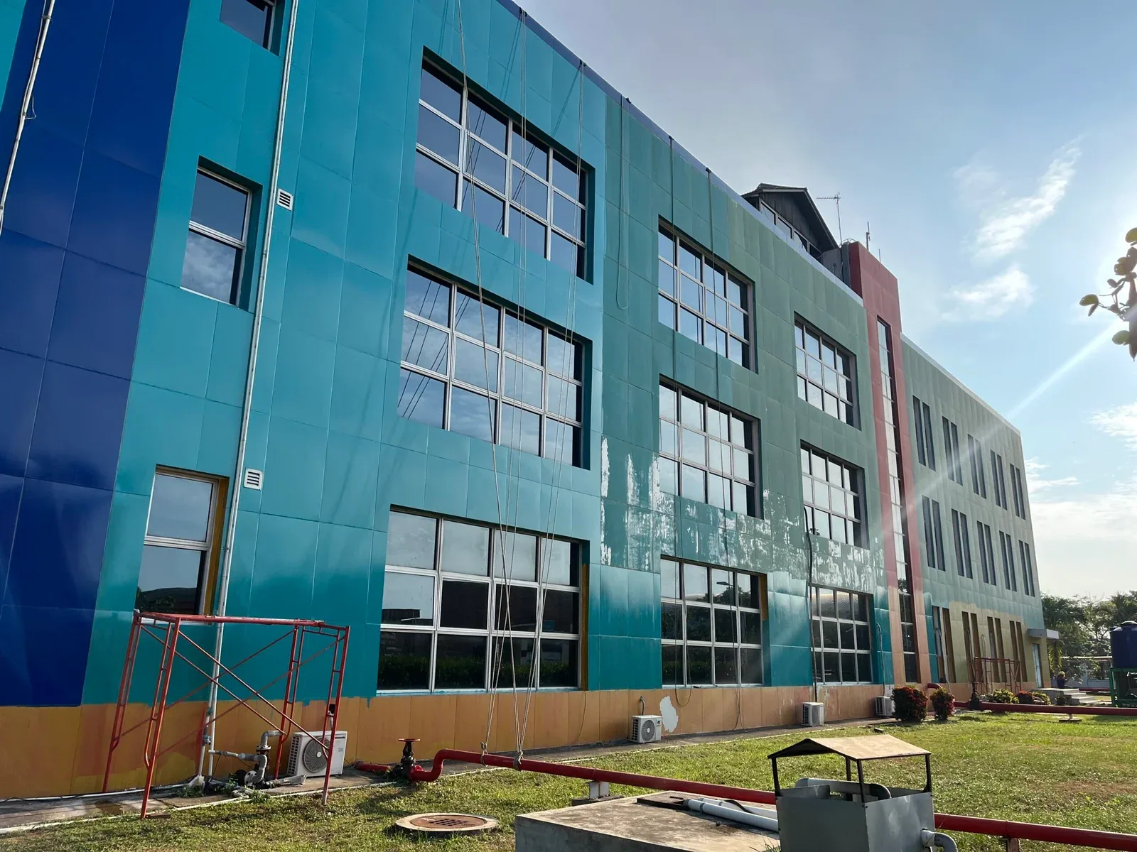 Gedung berwarna biru