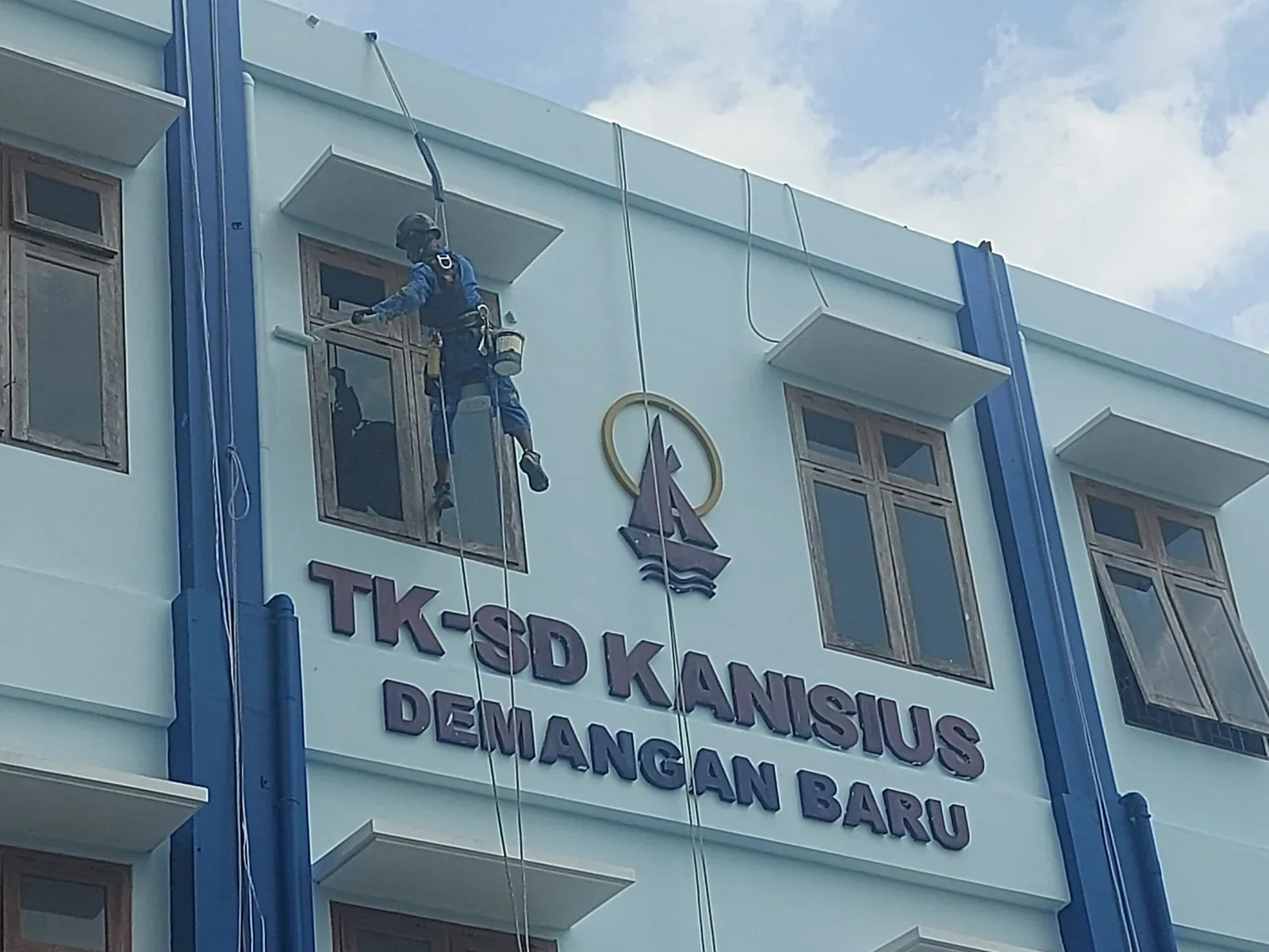 Pengecatan sekolah